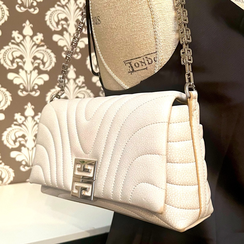 Givenchy 4G Small with silver hardware. Detachable crossbody strap with dustbag